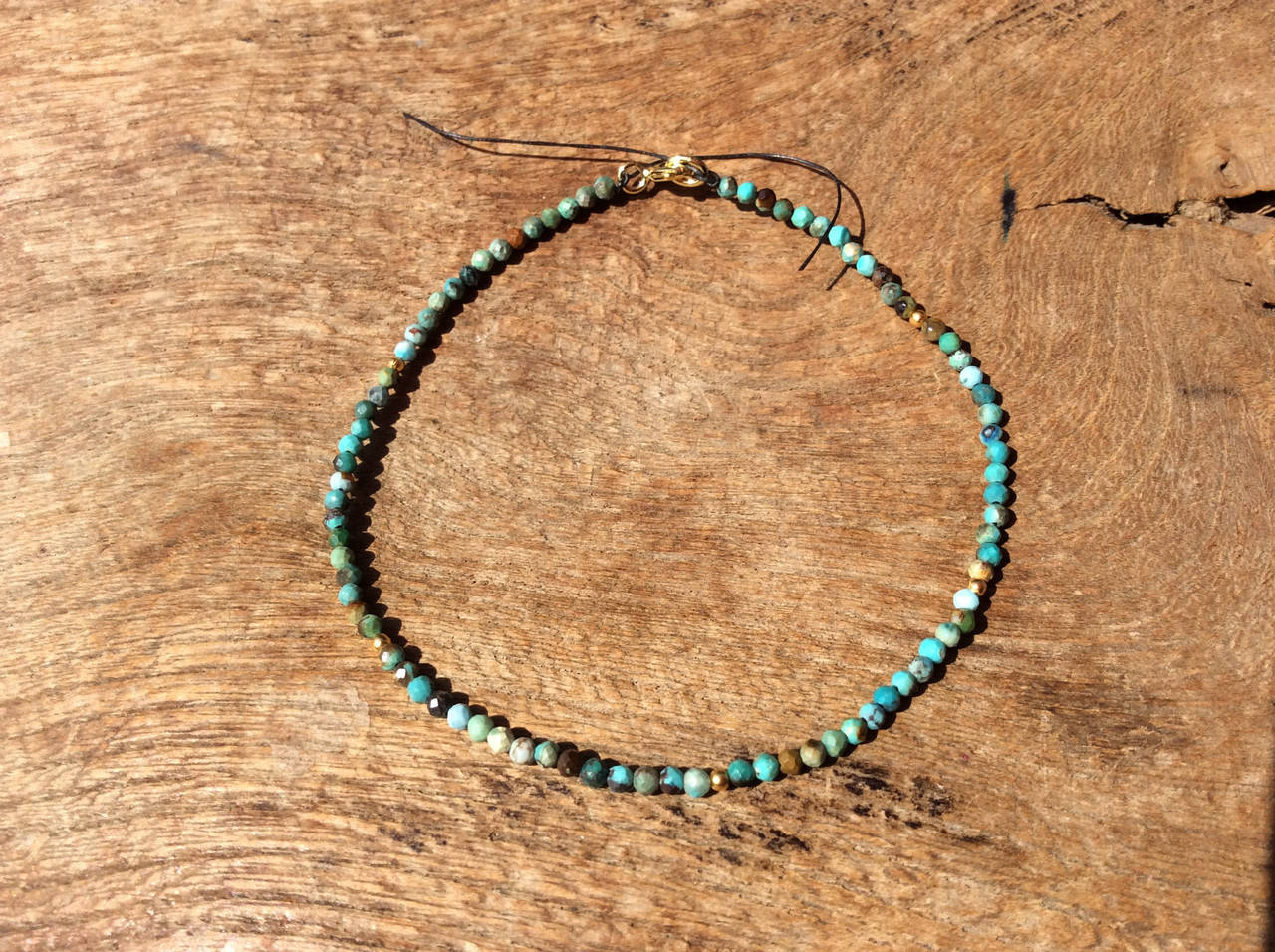 Türkisarmband mit vergoldeten Kugeln