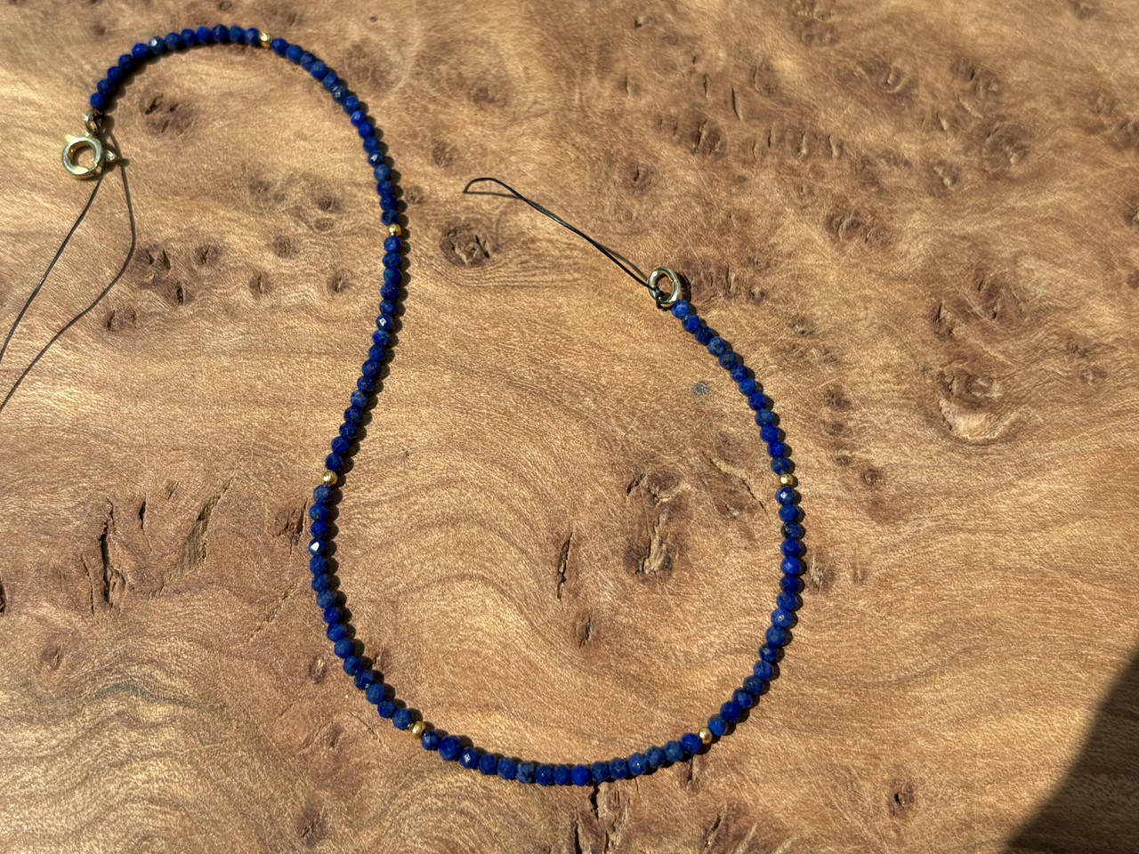 Lapislazuli Armband mit vergoldeten Kugeln
