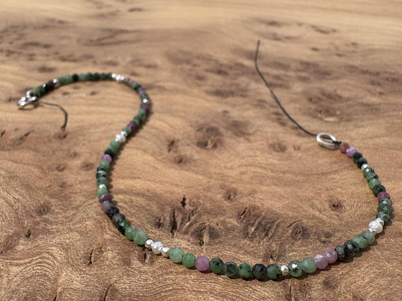 Feines Rubin Zoisit Armband