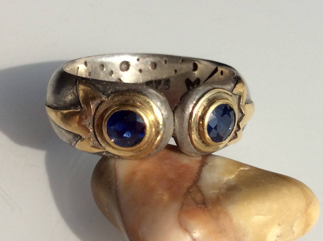 Ring mit zwei blauen Saphiren