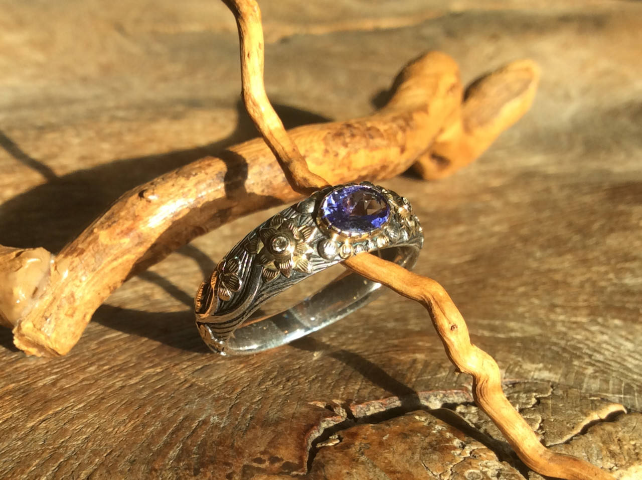 Tansanit und zwei Diamanten