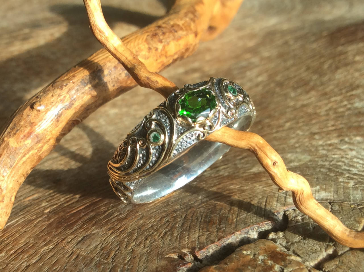 Turmalin mit zwei Tsavoriten