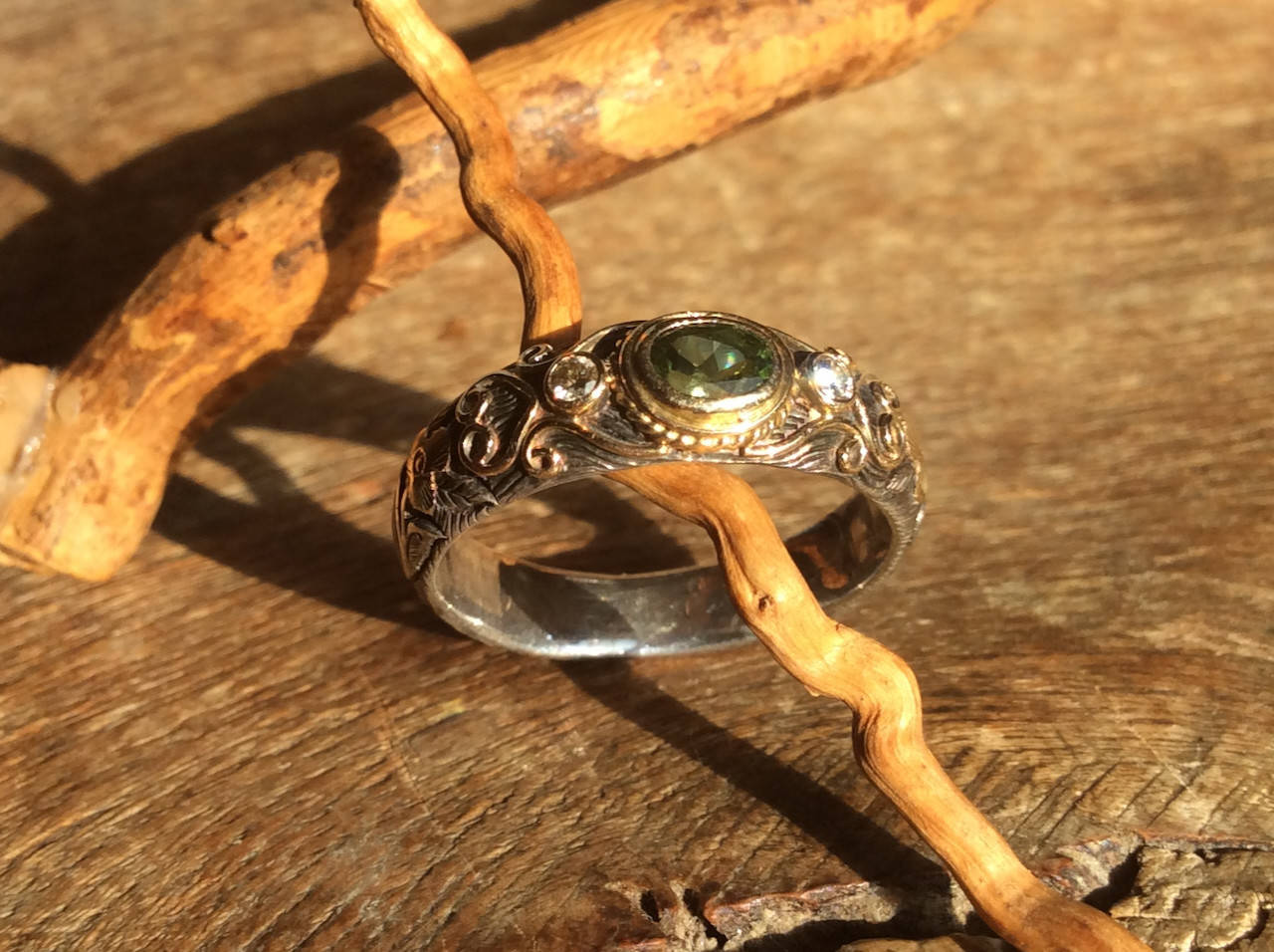 Turmalin und zwei Diamanten