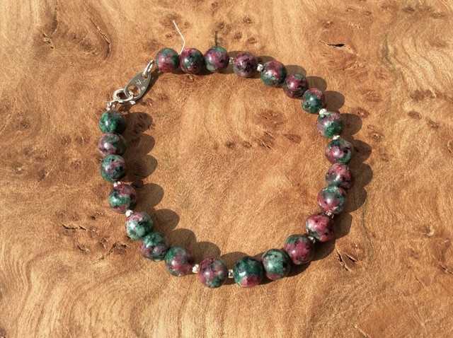 Rubin Zoisit mit Silberkugeln