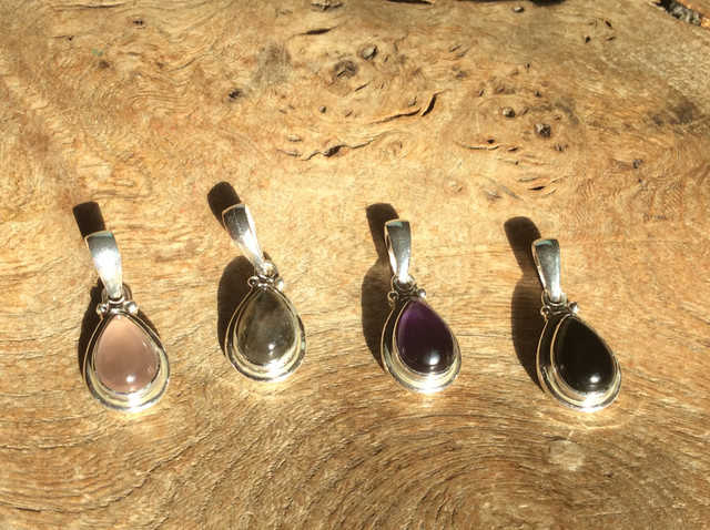 Kettenanhänger in Tropfenform 2