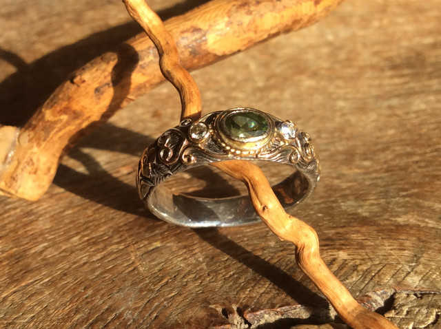 Turmalin und zwei Diamanten